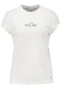 Camiseta de algodón blanca de manga corta, con un logo bordado en verde de "MUSTANG" y un diseño floral en la parte frontal, de textura suave.