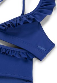 Plavi bikini gornji dio s naboranim rubovima, izrađen od rastezljivog materijala. Sadrži oznaku s logotipom i podesive naramenice za udobnost i prilagodbu.