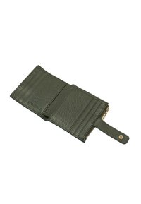 Portefeuille en cuir vert olive, finition texturée, design pliant, plusieurs emplacements pour cartes, compartiment zippé, sangle de poignet avec accent en matériel doré.