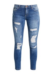 Jeans ajustados de mezclilla azul medio, con múltiples desgastes y rasgados, bordes deshilachados y diseño de cinco bolsillos. Cintura estándar con cremallera.