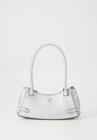 Borsa a mano argento con un design strutturato, dotata di due manici, texture lucida, accessori metallici e un logo triangolare sulla parte anteriore.