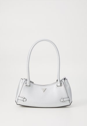 Bolsa prateada com um design estruturado, apresentando duas alças, textura brilhante, acessórios metálicos e um logótipo triangular na frente.