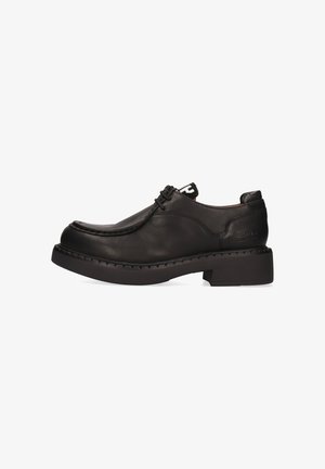 Zwarte leren schoenen met een ronde neus, een lage hak, vetersluiting en zichtbare stiksels langs de randen.