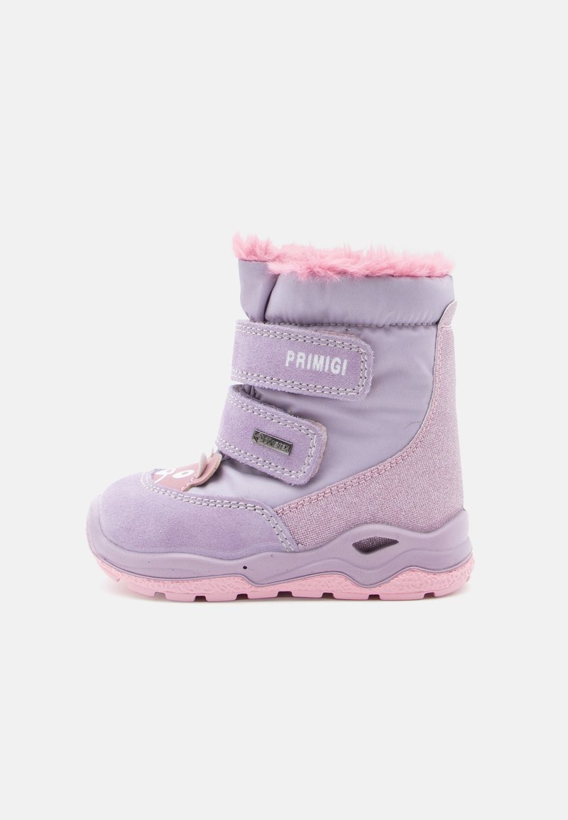 Botte d'hiver pour enfant violet et rose avec deux brides Velcro, doublure en fausse fourrure et semelle texturée sur fond blanc.