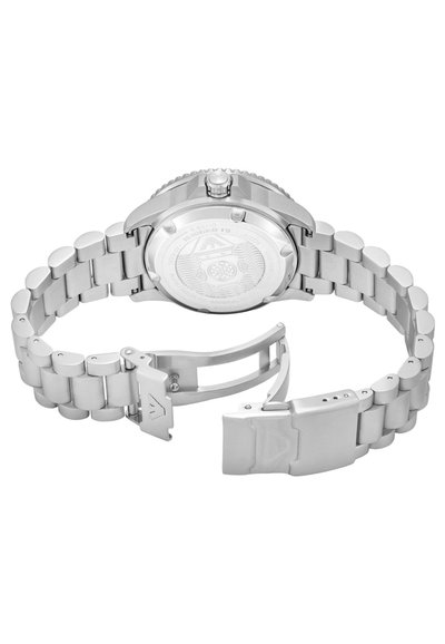 Taucheruhr aus Edelstahl mit geöffnetem Verschluss, die den gravierten Gehäuseboden und das Metallarmband vor einem weißen Hintergrund zeigt.