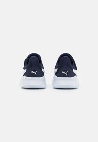 Chaussures de sport bleu marine avec des accents blancs, dotées d'une tige texturée, d'un col de cheville rembourré et d'une languette pour un enfilage facile.