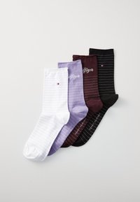 Quatre paires de chaussettes de cheville : blanches avec des rayures claires, violet pâle, bordeaux et noires avec des fines rayures. Chaque paire présente un détail de logo.