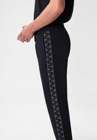 Zwarte sweatpants in een slim fit met een gestructureerde zijstreep met een herhalend geometrisch patroon en een trekkoord in de taille.