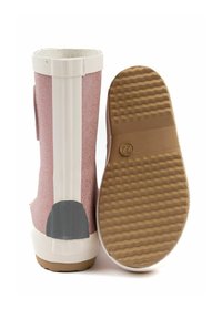 Bota de goma rosa con detalles en blanco, acabado texturizado y tacón gris. La vista trasera muestra una suela de patrón ondulado para mayor tracción.