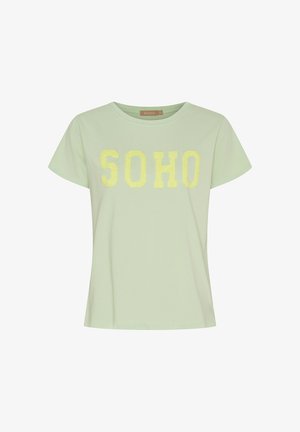 Lysegrøn t-shirt med korte ærmer og gule teksturerede bogstaver, der staver "SOHO" på brystet.