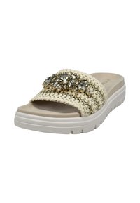 Woven Sandale in Creme mit dekorativen Strasssteinen, gepolstertem Fußbett und weißer Gummisohle mit strukturiertem Grip.
