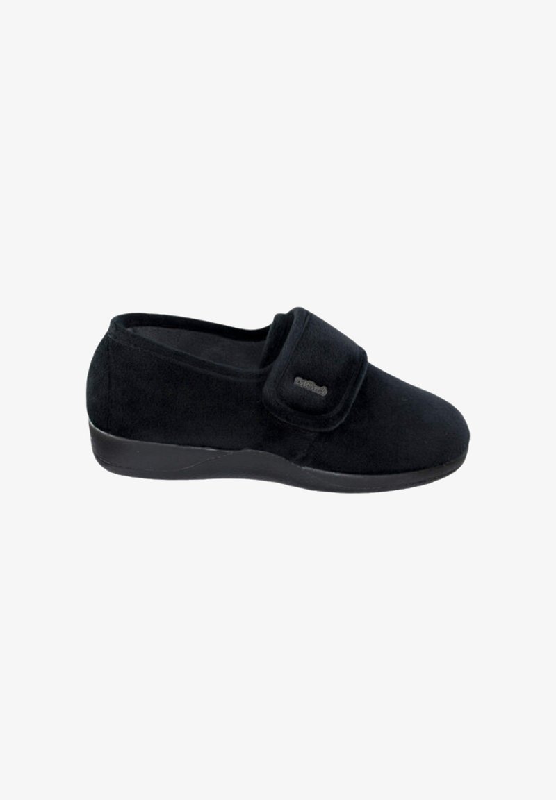 Zapatilla de velour negra con cinta de velcro, punta redondeada y superficie texturizada. Cuenta con una suela de goma plana para mayor comodidad.