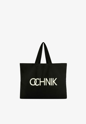 Czarna prostokątna torba na ramię z podwójnymi uchwytami i białym logo "OCHNIK" umieszczonym na środku przedniej strony.