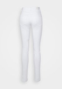 Vero Moda Tall Vaqueros pitillo - white