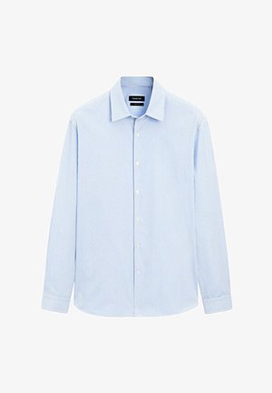Camicia button-up azzurra chiara con righe verticali bianche, colletto classico, maniche lunghe e orlo dritto. Realizzata in tessuto morbido.