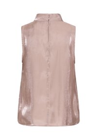 Blusa senza maniche di tessuto rosa chiaro e lucente. Presenta un colletto alto e una patta con due bottoni sul retro. Tessuto morbido.