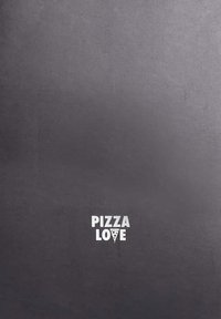 Črna teksturirana površina z belim besedilom "PIZZA LOVE", pri čemer je kos pice del črke "V." Preprost dizajn.