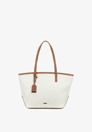 Witte shopper met bruine handvatten en rand, een klein geperst patroon en een bruin label aan de voorkant tegen een effen witte achtergrond.