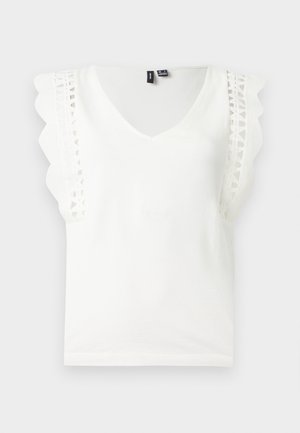 Top bianco senza maniche con scollo a V e bordatura in pizzo smerlato lungo spalle e asole, su sfondo semplice.