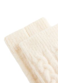 Kremno obarvani pleteni manšete z rebrasto teksturo in vzorcem kit, ki vsebujejo mehko in puhasto prejo za toplino in udobje.