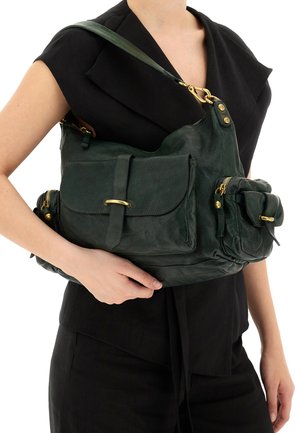 Borsa a mano in pelle verde scuro con finitura testurizzata, caratterizzata da molteplici tasche, ferrature color oro e tracolla regolabile.