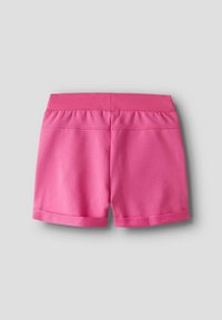 Bermudas de algodón rosa con una textura suave, que presentan una cinturilla plana y dobladillos enrollados para un diseño casual. Vista trasera mostrada.
