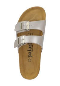 Ljus silverfärgad sandal med två justerbara remmar som har metallspännen. Mjuk, texturerad innersula med en brun mockafinish.