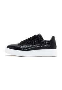 Zapatillas negras con un acabado texturizado y en relieve que asemeja la piel de cocodrilo. Presenta una suela de goma blanca y cordones negros.
