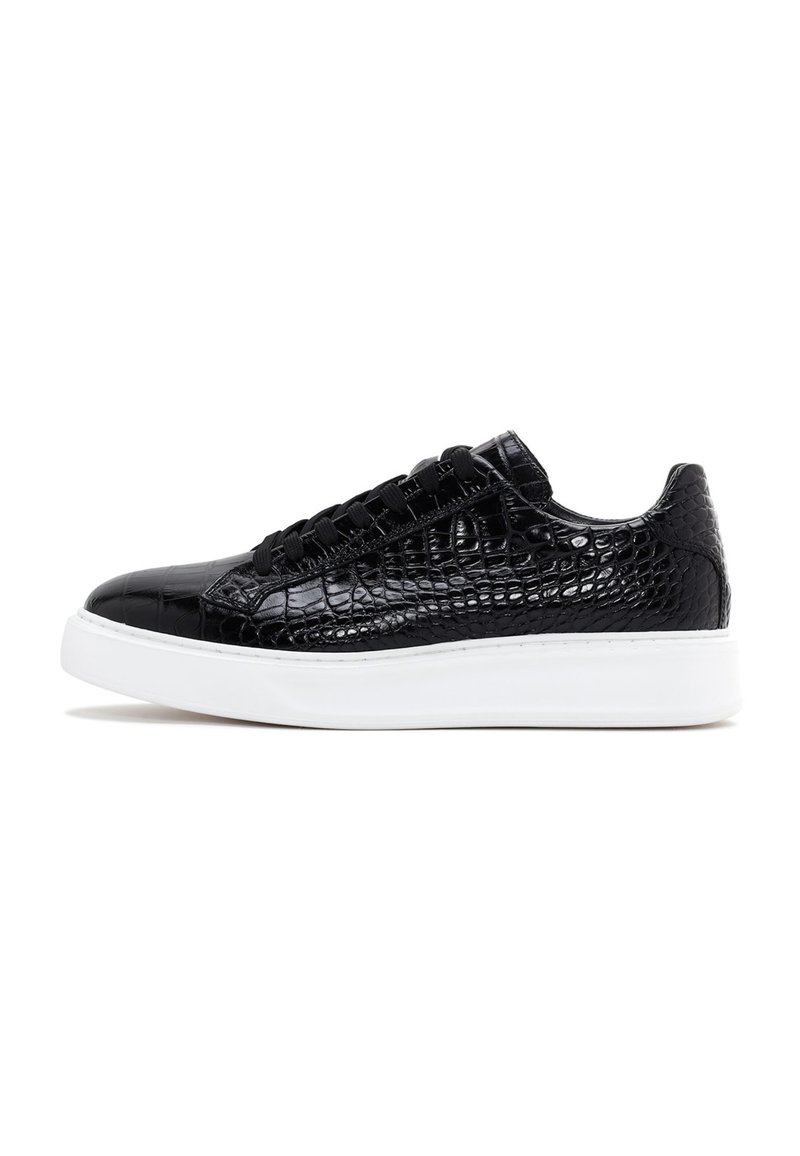 Zapatillas negras con un acabado texturizado y en relieve que asemeja la piel de cocodrilo. Presenta una suela de goma blanca y cordones negros.