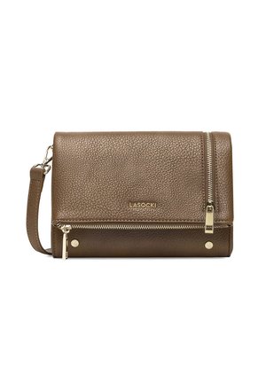 Clutch in pelle marrone con texture, con due zip dorate, cinturino da polso e marchio LASOCKI sul davanti.