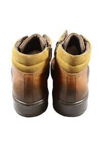 Stivaletti alla caviglia in pelle marrone con risvolti in camoscio giallo, forma arrotondata, texture liscia e cerniere sul retro. Suole in gomma per una migliore aderenza.