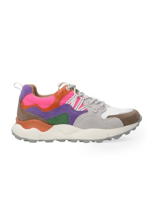 Mehrfarbiger Sneaker aus Wildleder und Mesh-Materialien, mit auffälligen Abschnitten in Pink, Orange, Lila, Grün und Beige. Dicke weiße Sohle.