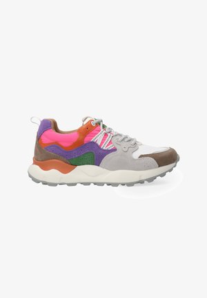 Mehrfarbiger Sneaker aus Wildleder und Mesh-Materialien, mit auffälligen Abschnitten in Pink, Orange, Lila, Grün und Beige. Dicke weiße Sohle.