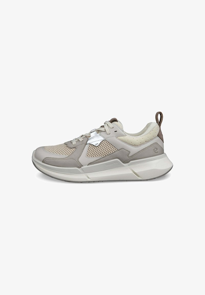 Grauer Sportschuh aus Mesh- und Leder-Materialien. Er verfügt über ein strukturiertes Obermaterial, einen gepolsterten Kragen und eine weiße Sohle mit einem kontrastierenden Fersenlasche.