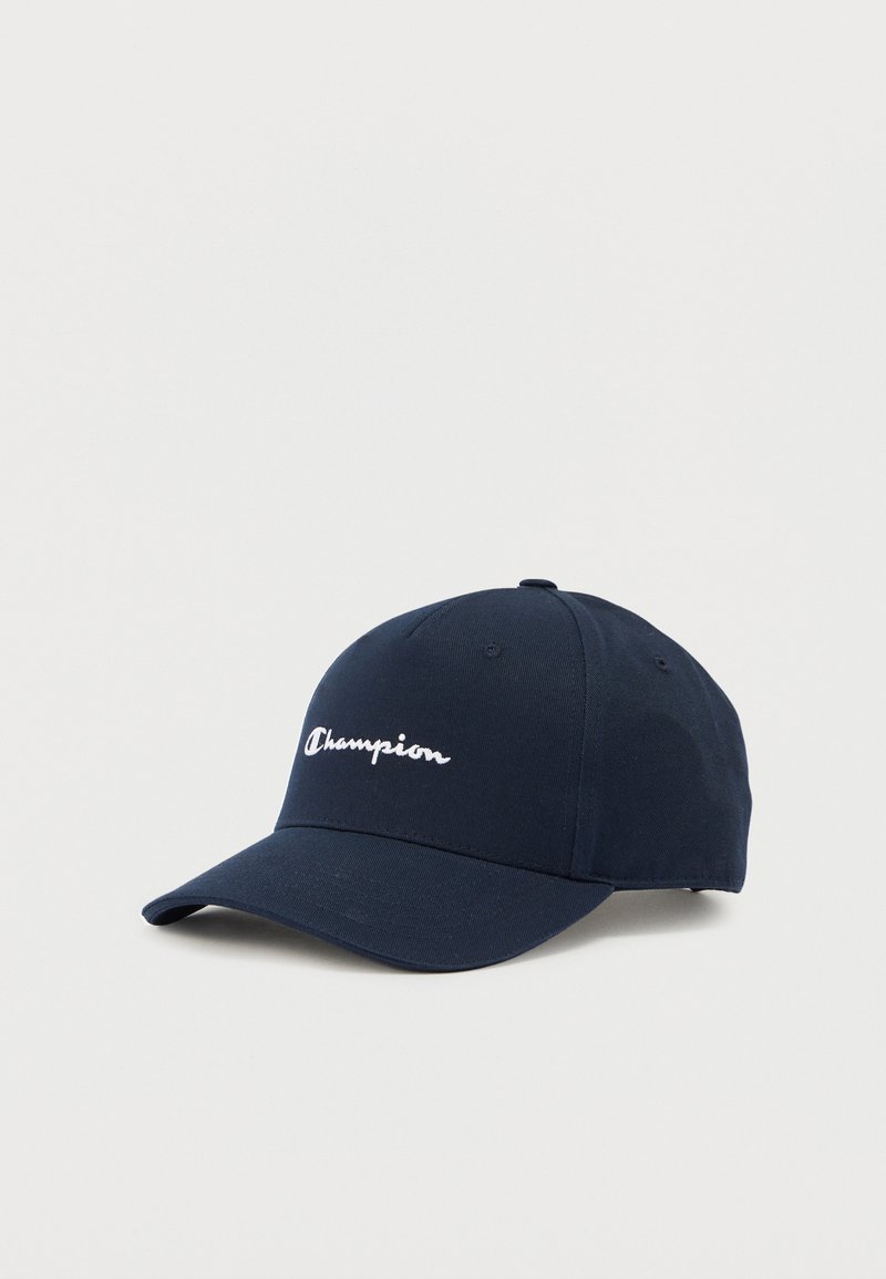 Gorra de béisbol azul marino con visera curva y logo "Champion" bordado en blanco en el centro delantero.