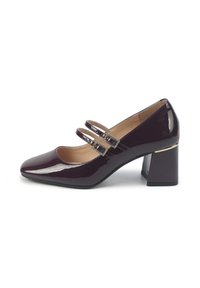 Zapato de charol burdeos con tacón cuadrado y dos correas decorativas con detalles de hebilla. Punta redondeada y textura suave.