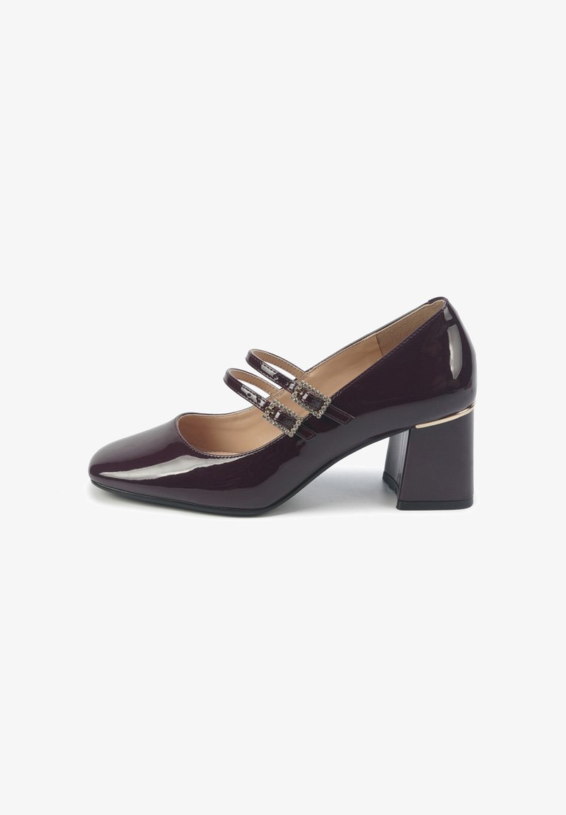 Zapato de charol burdeos con tacón cuadrado y dos correas decorativas con detalles de hebilla. Punta redondeada y textura suave.