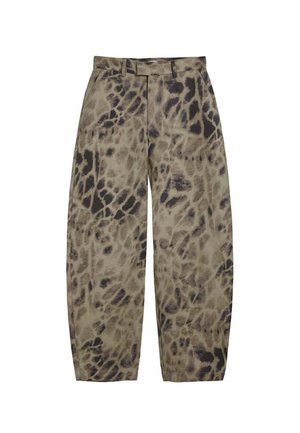 Pantalones de corte holgado en beige con estampado abstracto de animales en tonos oscuros, trabillas para cinturón y bolsillos laterales, exhibidos planos sobre un fondo blanco.
