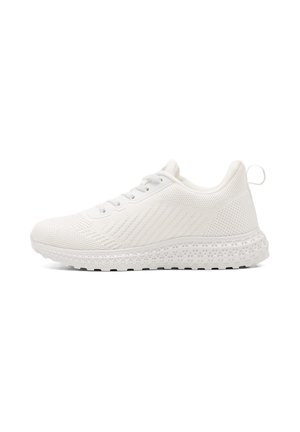 Zapatillas deportivas blancas con parte superior de malla texturizada, cierre de cordones, suela acolchada y detalles con patrón en la suela para mejor tracción.