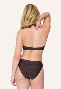 Brun bikini sæt med et mønstret halterneck-top og matchende bund, der fremhæver en glat tekstur og justerbar ryglås.