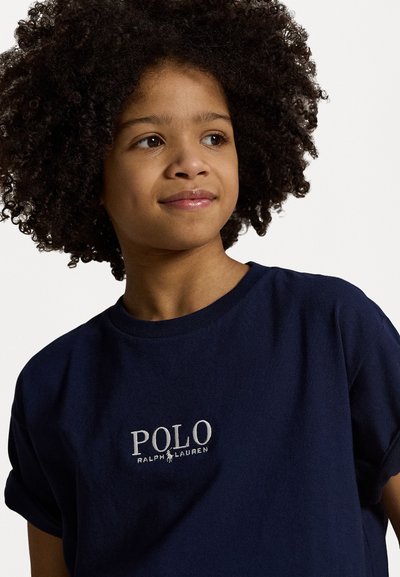 Námornícky modré bavlnené tričko s krátkymi rukávmi a okrúhlym výstrihom; má biele vyšívané logo s nápisom "POLO RALPH LAUREN" na hrudníku.