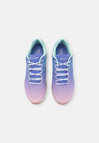 Skechers sportssko i gradient lilla og lavendel, med pustende mesh-overdel, hvite lisser, og polstret krage og innersåle.