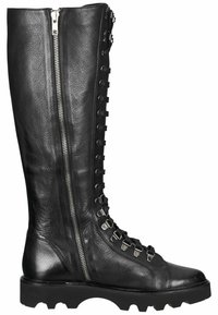 Botas de cuero negro hasta la rodilla con un diseño de cordones en la parte delantera, con herrajes metálicos y una cremallera lateral, montadas sobre una suela resistente.