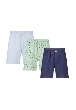 Drie paar herenshorts in lichtblauw, lichtgroen met kleine donkere vormen en marineblauw met rode rozenpatronen.