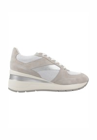 Zapatillas de ante gris con paneles de malla blanca, acentos plateados y una suela de cuña. Presentan una puntera redondeada y cordones planos.
