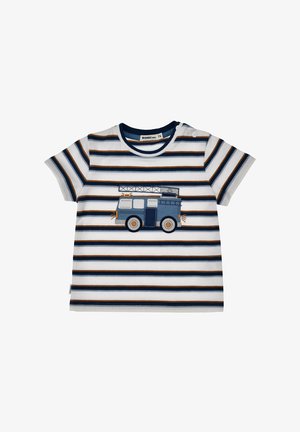 Weißes kurzärmliges Kleinkindshirt mit blauen und braunen horizontalen Streifen und einer blauen Feuerwehrfahrzeug-Applikation auf der Vorderseite.