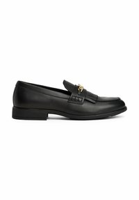 Mocassino in pelle nera con tacco basso, frange decorative e un dettaglio in metallo dorato nella parte superiore.