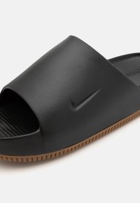Nike Sportswear CALM - Papucsok - black/medium brown