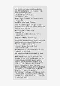 Klare Nagelhärter-Formel in einer rechteckigen Verpackung; Text in mehreren Sprachen beschreibt Vorteile, Inhaltsstoffe und Anwendungshinweise.