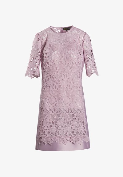 Robe en dentelle rose clair, ornée de motifs floraux, avec des manches courtes et un ourlet en satin lisse. Encolure arrondie avec une fermeture éclair dans le dos.